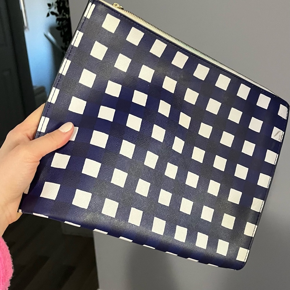 Blue and White Laptop Case with Checkered Pattern
